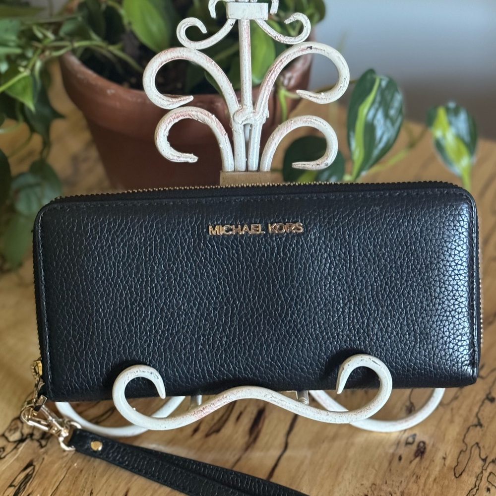 Michael Kors Large Black Continental Wallet - Gold Hardware - Wristlet Strap - Picture 9 of 12